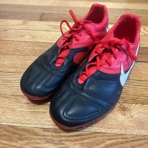Women’s Nike soccer cleats, size 7, like new